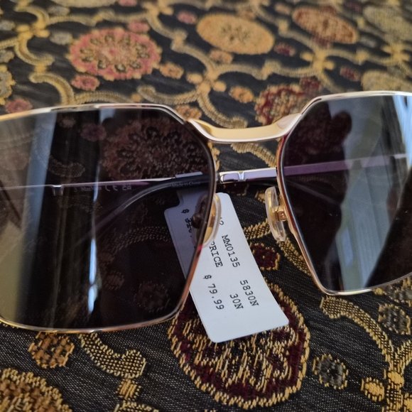 MaxMara Gold and Black Sunglasses (No Case.) - Picture 4 of 4